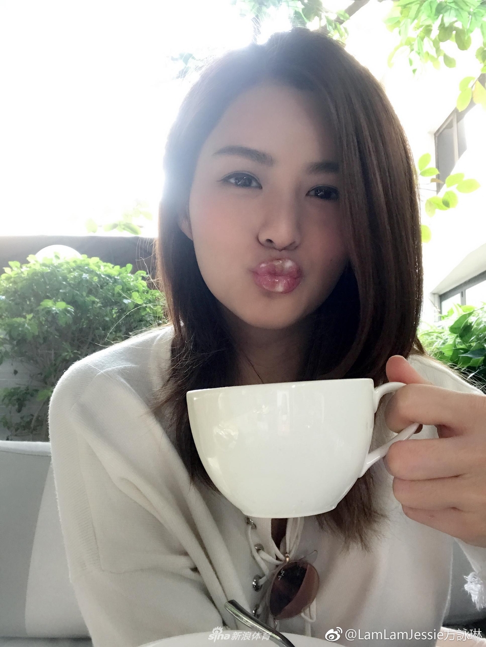 方泳琳身著休閒服裝展現甜美氣質,鄰家女孩般的親切笑容讓人不禁想起電影中那個讓所有人著迷的沈佳宜
