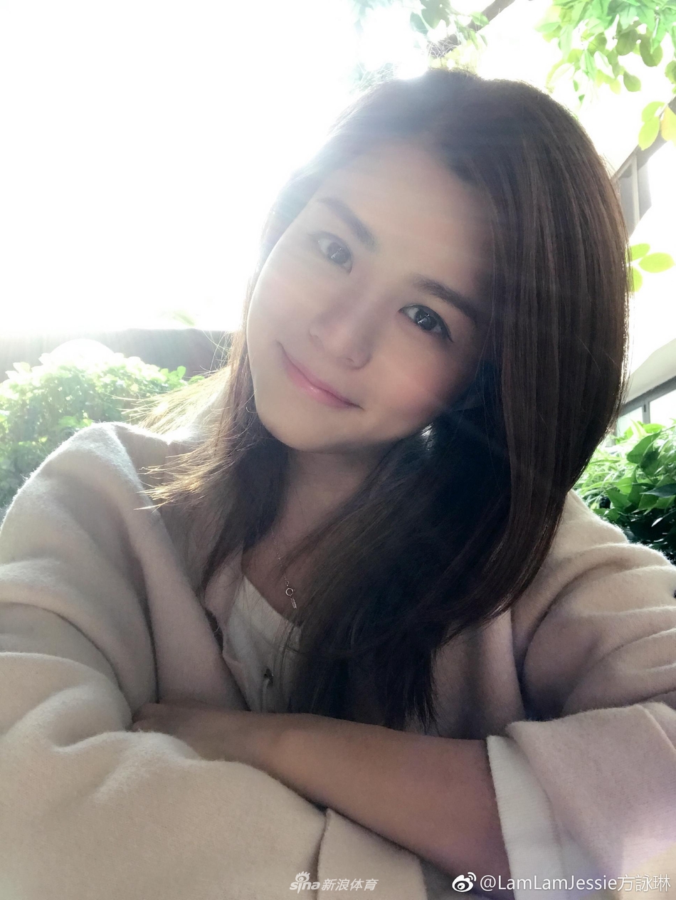 身著白色球衣的方泳琳在比賽中突破防守,飄逸的長髮與專注的眼神交織出球場上最美的一道風景線