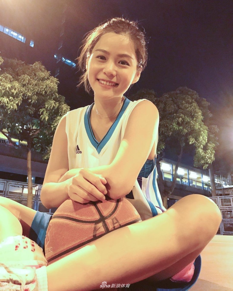 方泳琳身穿籃球背心在場上專注控球,額頭上的汗珠折射出她對籃球的熱愛與十年功底的淬鍊