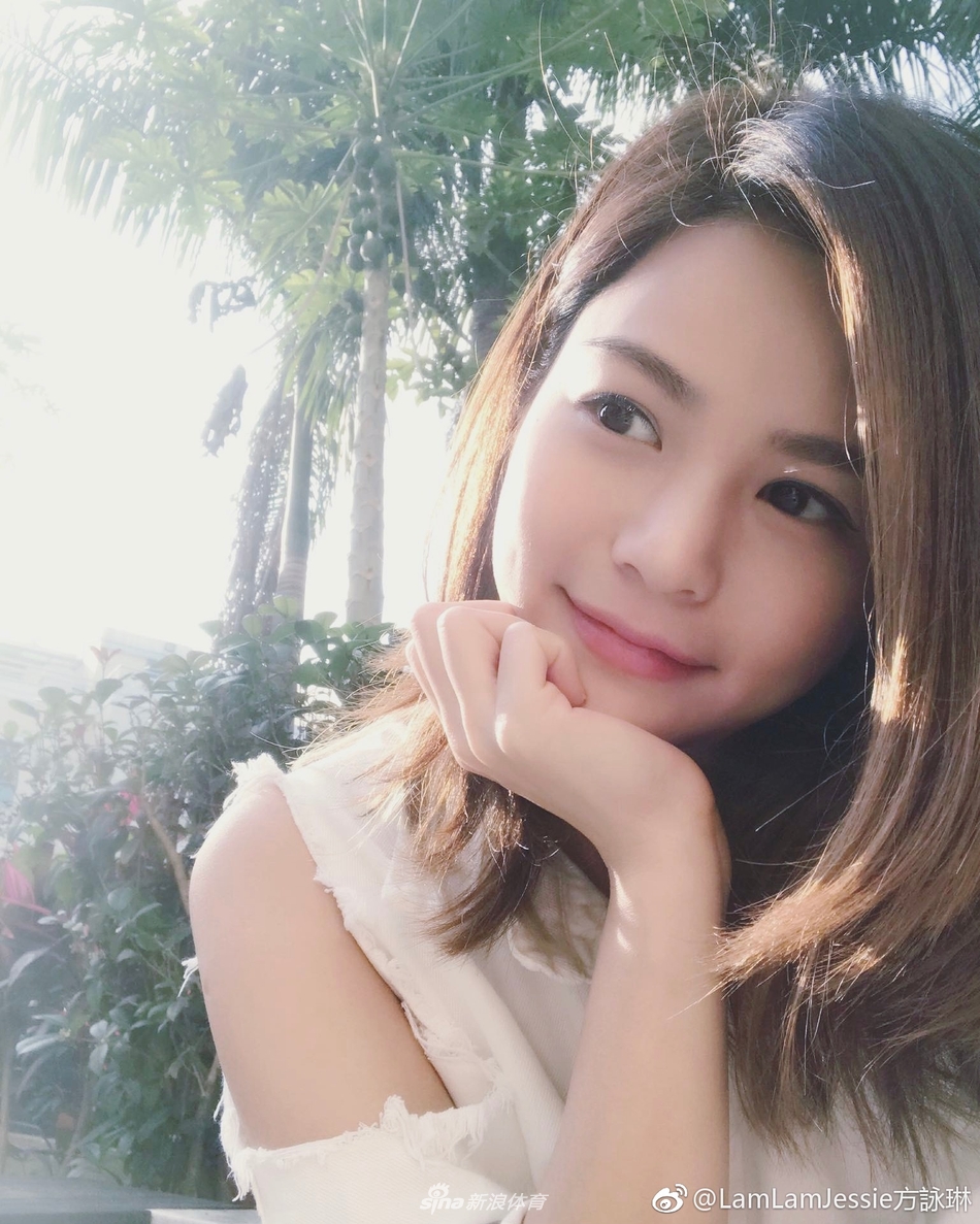 方泳琳在海邊享受陽光,健康的小麥色肌膚與燦爛的笑容,完美演繹了運動員獨有的活力與自信美