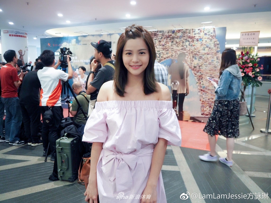 方泳琳蹲在籃球場上露出俏皮表情,身後是遼闊的球場,象徵著她從這裡出發,一步步走向更廣闊的人生舞台