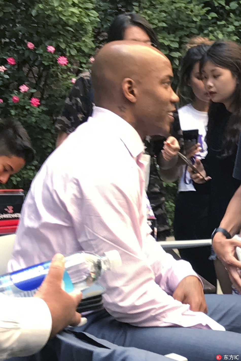 马布里在纽约大学向学生们赠送自己品牌的运动鞋，学生们脸上洋溢着惊喜的笑容，纷纷伸手接过这份来自篮球明星的礼物。