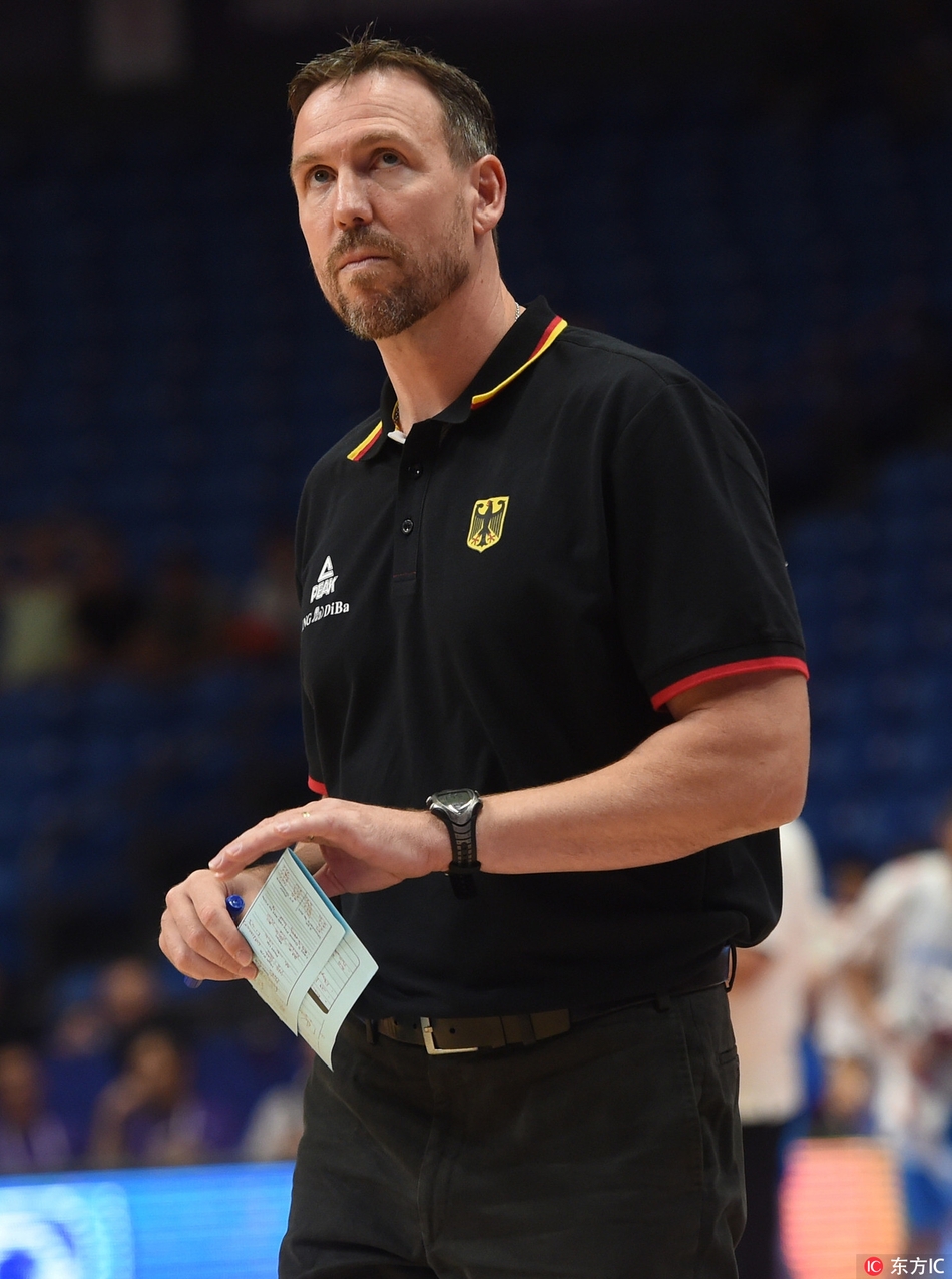 德国队的锋线箭头罗宾-本津手感发烫,他在三分线外果断出手,篮球划过一道完美的弧线直钻网窝,这一刻他双手微张,眼神中满是杀手本能带来的自信。