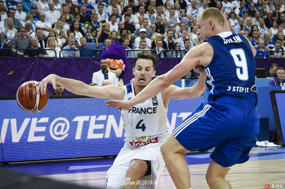 马尔卡宁在比赛结束后，激动地与队友撞胸庆祝，他攥紧拳头，青涩的脸上洋溢着胜利的巨大喜悦。