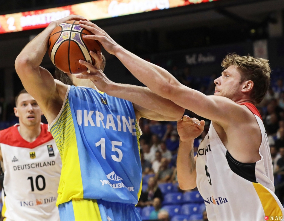 终场哨响,比分定格在75-63,德国队球员们在场中央围成一圈,相互击掌鼓劲,年轻的脸庞上写满了对胜利的渴望和开启新征程的坚定。