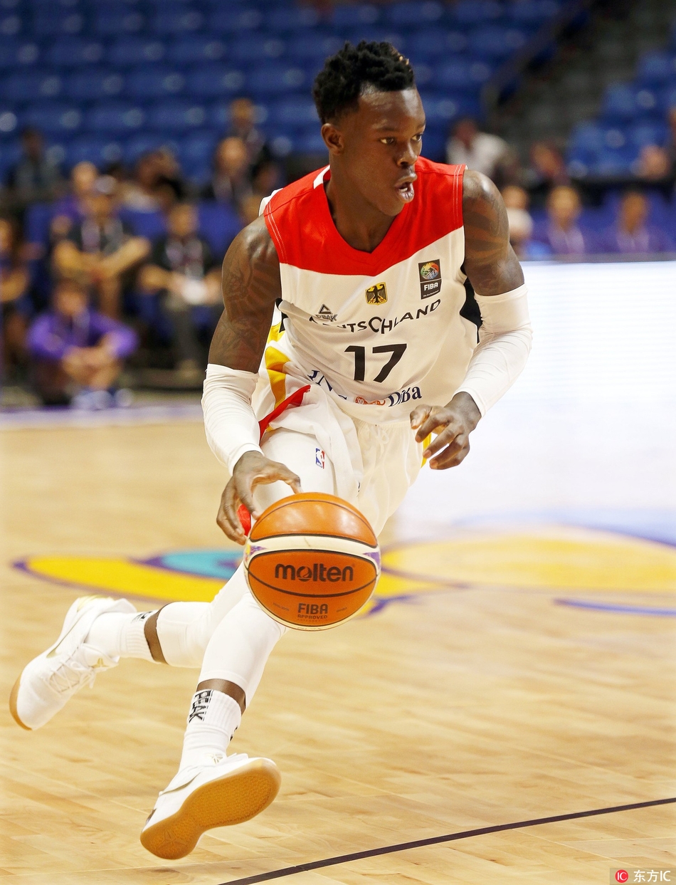 乌克兰中锋阿尔乔姆-普斯托维在德国队多人围剿下强起上篮,他肌肉紧绷,眼中只有篮筐,即便面对严防死守也要为球队拼下一线生机。