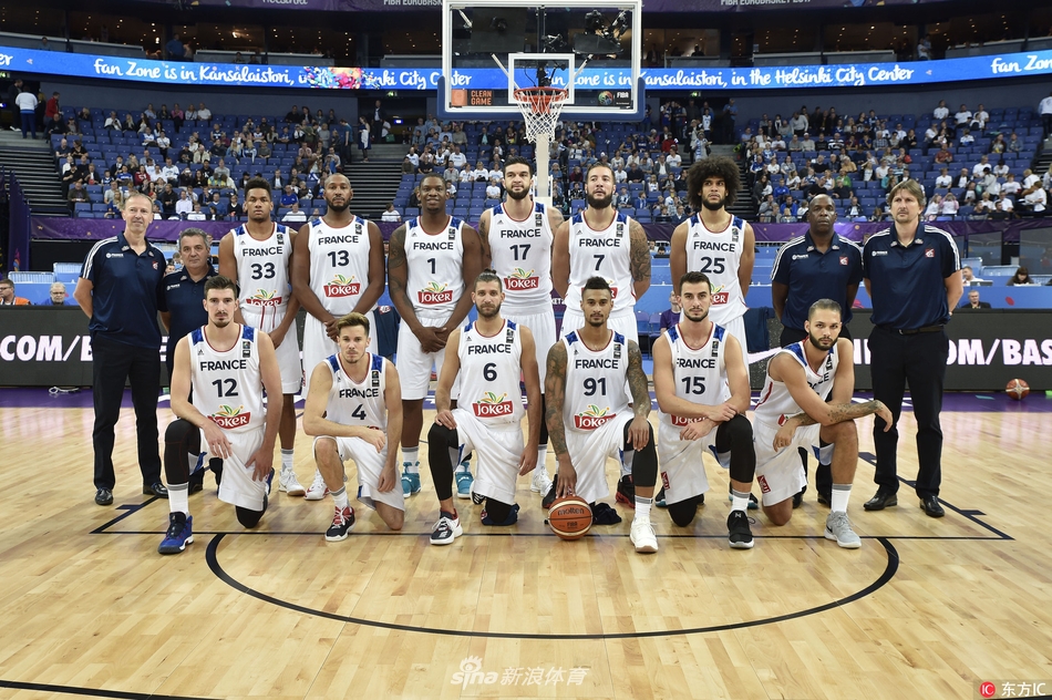 芬兰主场观众全体起立，手臂相连，形成一片白色的浪潮，震耳欲聋的欢呼声仿佛要冲破球馆穹顶。