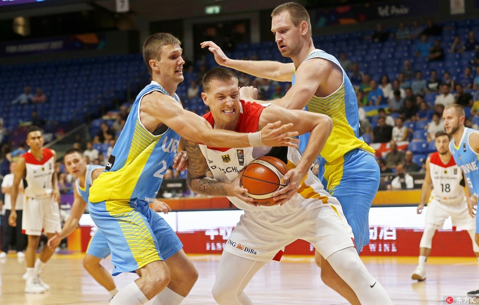 德国后卫丹尼斯-施罗德在乌克兰防守球员的包围中腾空而起,以一记极富想象力的抛射挑战篮筐,仿佛在宣告德国篮球新时代的到来。