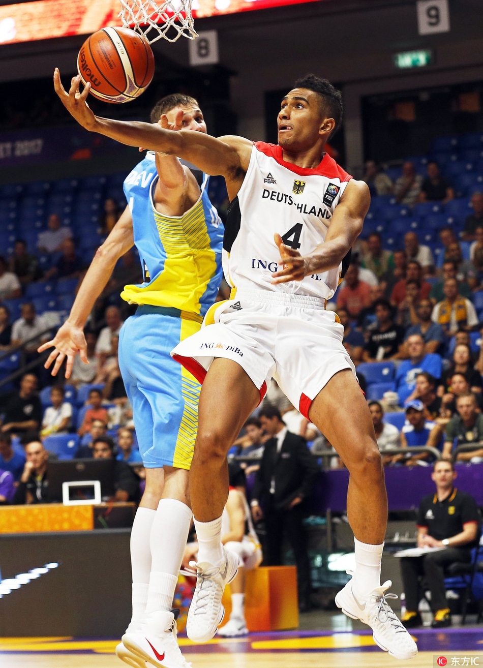 德国大个子约翰内斯-沃格特曼在高位送出精妙传球,他目光如炬,用一记恰到好处的击地传球撕破乌克兰防线,展现了欧洲内线传统的细腻技术和篮球智商。