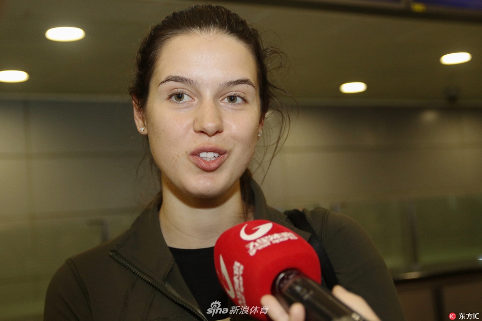 明纳拉斯面对镜头开心地竖起大拇指，他的新婚妻子在一旁微笑，两人仿佛在向上海这座城市和球迷们比赞，传递着积极的信号