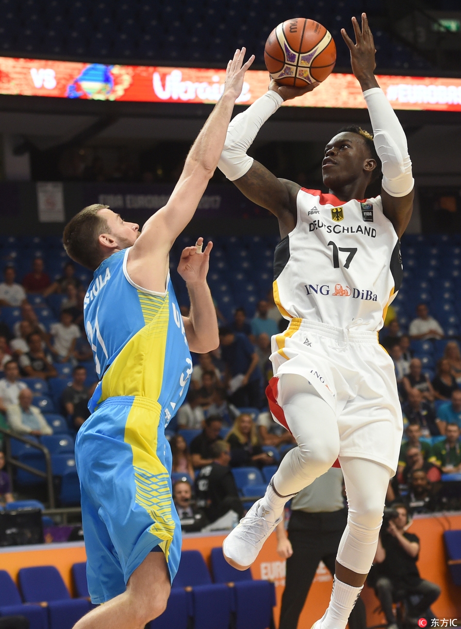 刚刚加盟NBA凯尔特人的丹尼尔-泰斯展现了他的全能身手,在禁区边缘用一个逼真假动作点起防守球员后,冷静地横传找到队友,这次无私的传导正是他篮球智慧的体现。