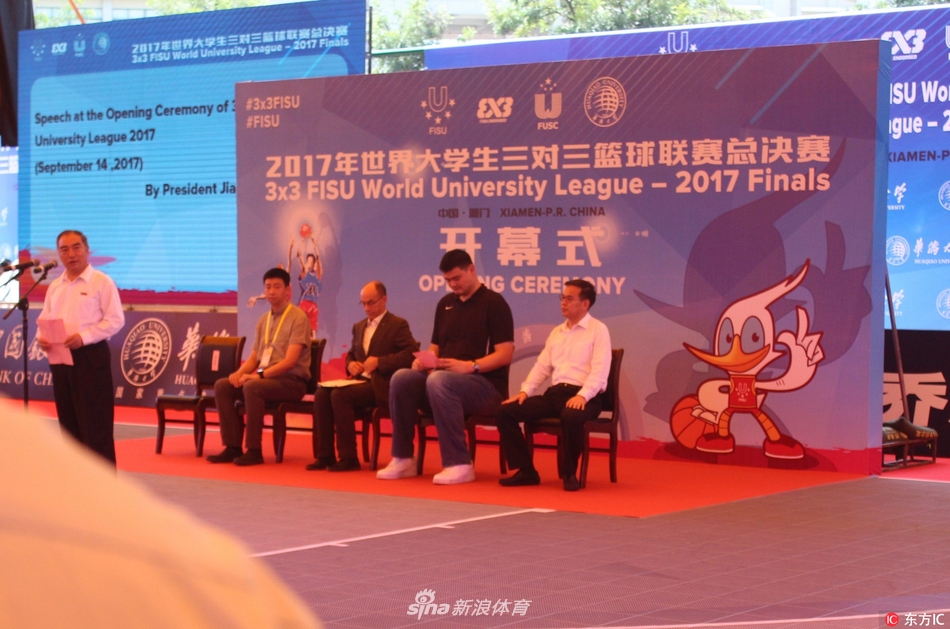 赛场上，身着红色球衣的华侨大学队员正面对法国队员的严密防守，他运球突破，肌肉紧绷，汗水飞溅，充满了青春的张力与竞技的激情。