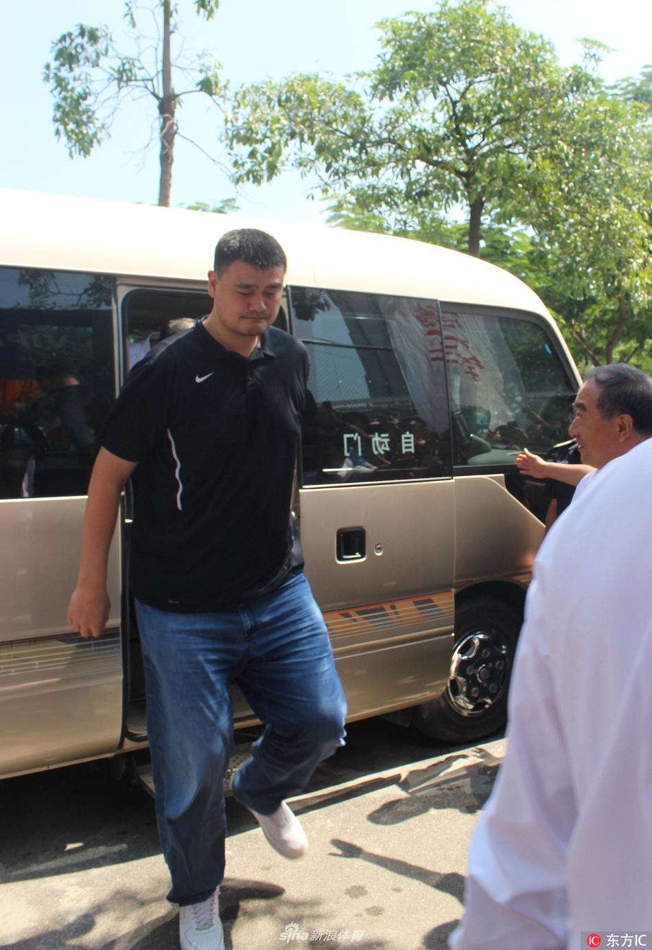 姚明身穿深色Polo衫现身赛场，他巨人般的身影刚出现在通道口，便瞬间点燃了全场学生的热情，大家纷纷起立鼓掌，眼神中满是激动与崇拜。