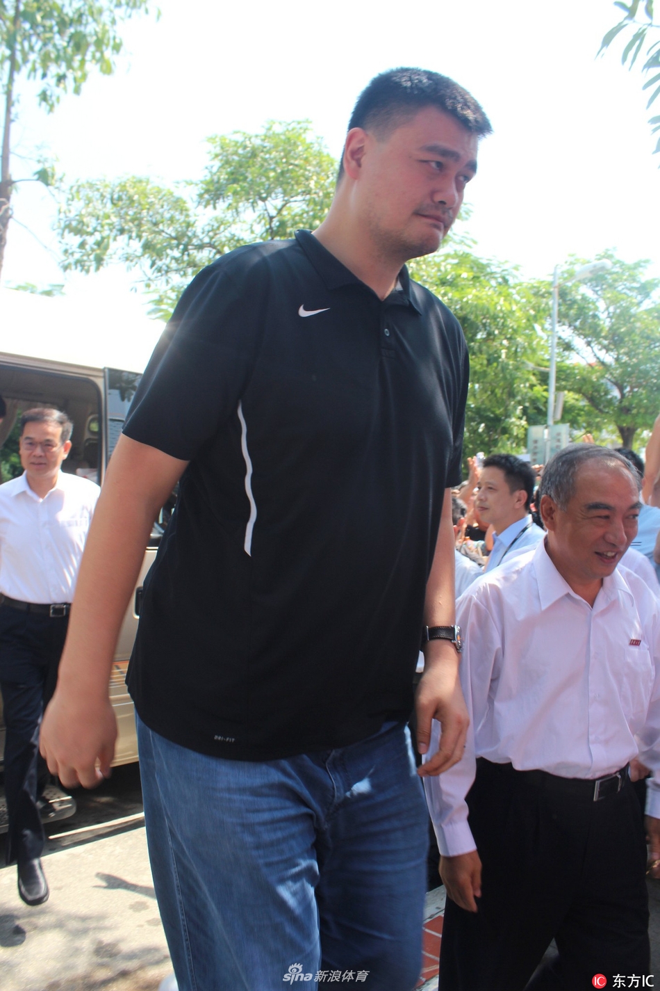 姚明在开幕式上面带微笑发表致辞，他幽默地调侃华侨大学辉煌的篮球战绩，引得身旁的校领导和外国嘉宾也忍俊不禁，现场气氛轻松而热烈。