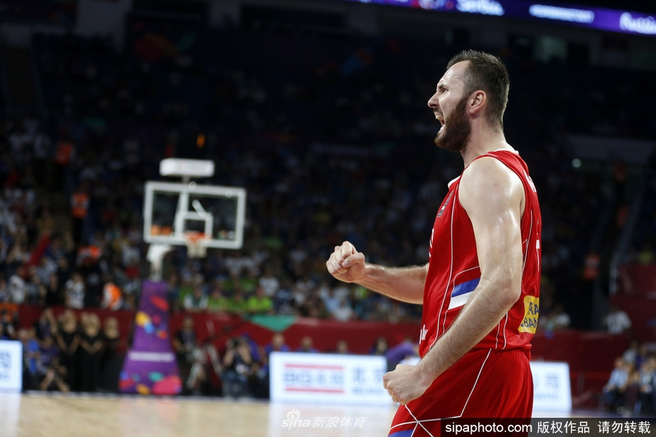 塞尔维亚替补席在球队打出高潮时全体起立，挥舞毛巾庆祝这来之不易的领先