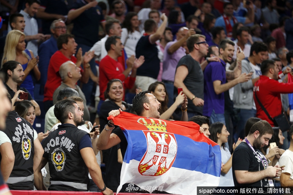 卢西奇高高跃起完成空中接力，队友在场边纷纷起立为之喝彩