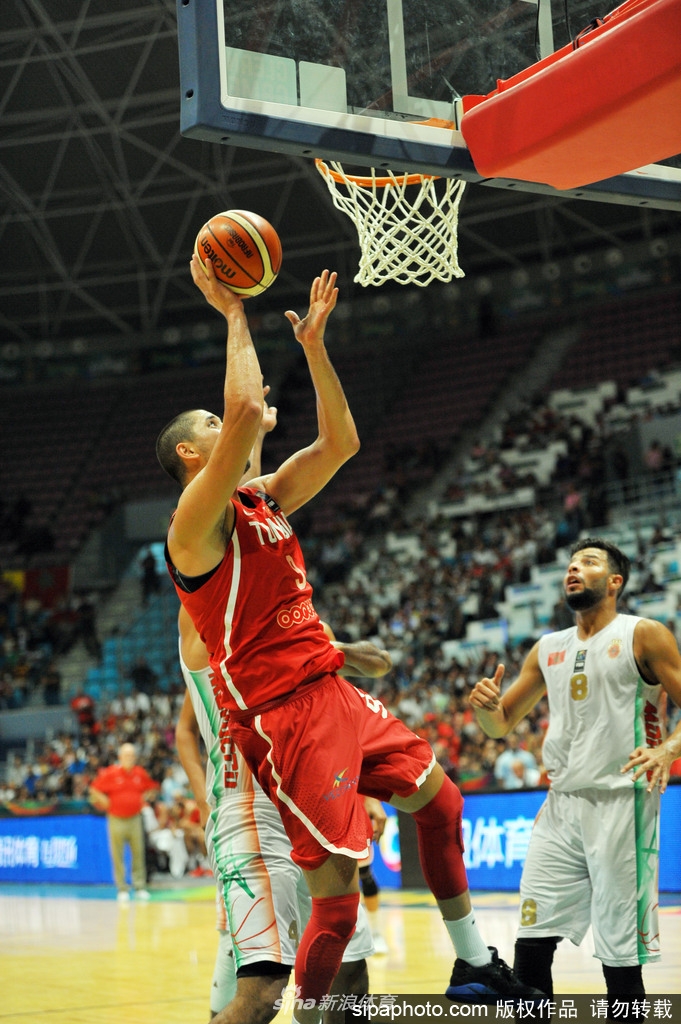 突尼斯核心球员哈迪丹面对摩洛哥防守球员干拔三分，皮球划过一道完美的弧线空心入网