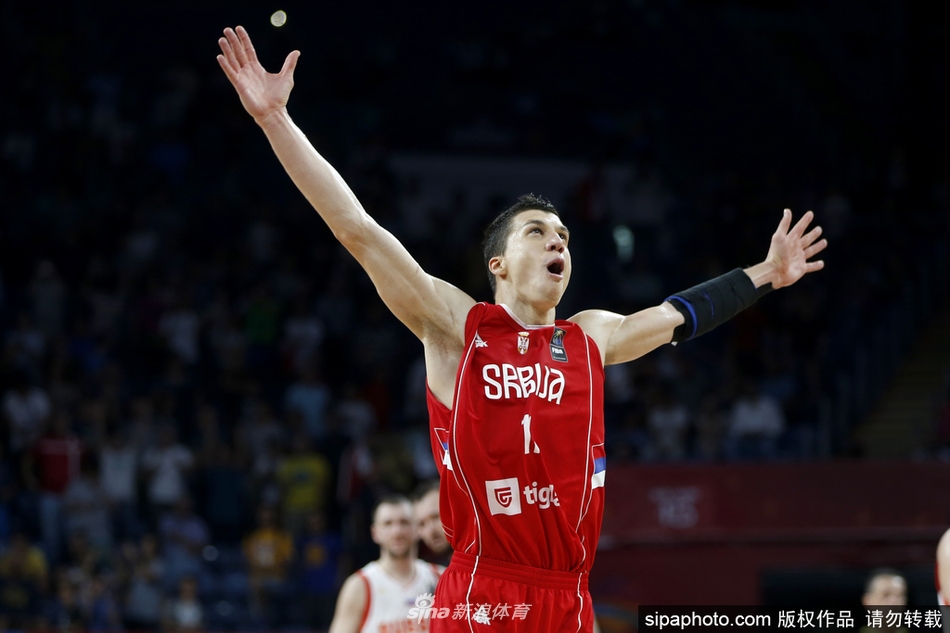 博班·马扬诺维奇在俄罗斯中锋莫兹戈夫头顶完成双手灌篮，巨人之战一触即发