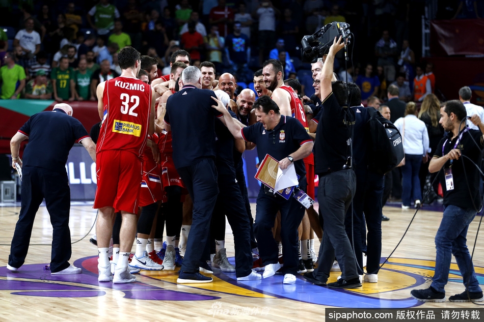 塞尔维亚球员在得分后握拳怒吼，伊斯坦布尔球馆的背景瞬间沸腾