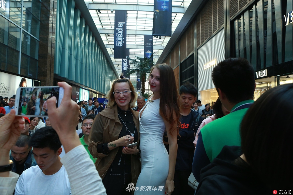 可兰白克俯身为小球迷签名，小朋友仰着头，眼睛里闪烁着星星般的光芒，这一刻，篮球的种子悄然在他心中种下。