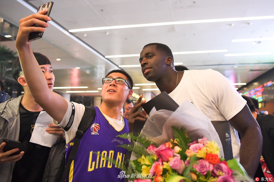 在闪光灯的包围下,巴斯耐心地给身旁的小球迷签名,这份亲民举动让他迅速拉近了与异国他乡支持者的距离。