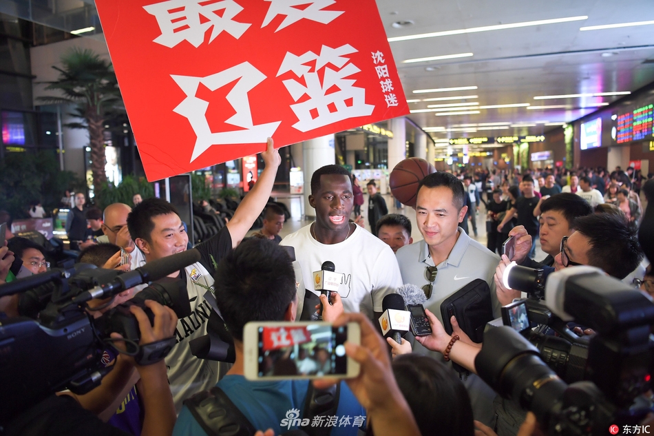 巴斯在安保人员的护送下离开机场,他身后的辽宁球迷依然恋恋不舍,这张背影照开启了他在CBA的传奇篇章。