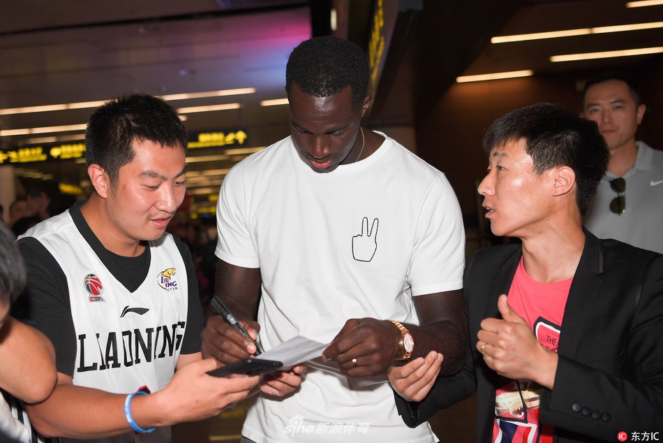 身背行囊的布兰登·巴斯面带微笑步出通道,首次踏足沈阳的他眼神中满是对新旅程的憧憬与坚定。