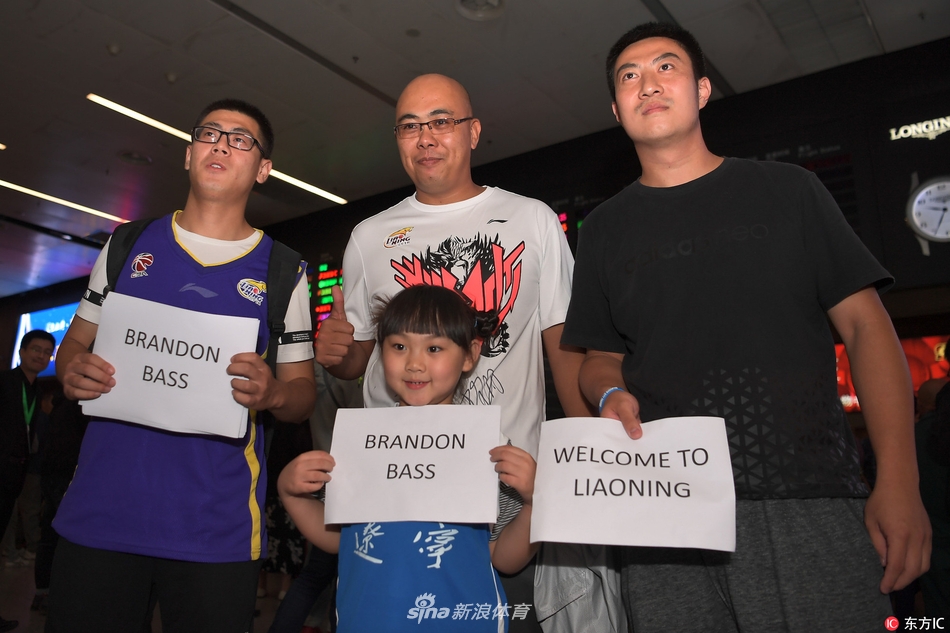 辽篮总经理李洪庆亲自到机场迎接这位冠军拼图,两人握手瞬间被镜头定格,仿佛预示着一段合作佳话的开始。