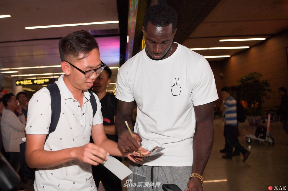 面对球迷们突如其来的热情“围攻”,巴斯显然受宠若惊,他露出标志性的憨厚笑容,一一满足了大家的签名与合影请求。