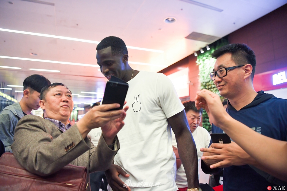 尽管经历了长途飞行的劳顿,巴斯在接受采访时依然精神饱满,他坚定地表示愿倾尽全力帮助辽宁队触摸冠军奖杯。