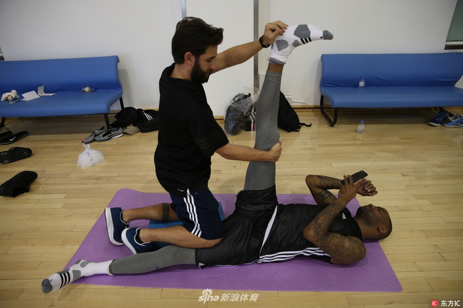 方硕持球面对防守，眼神犀利，在刘晓宇加盟后，北京队的后卫线竞争与协作将更加精彩。