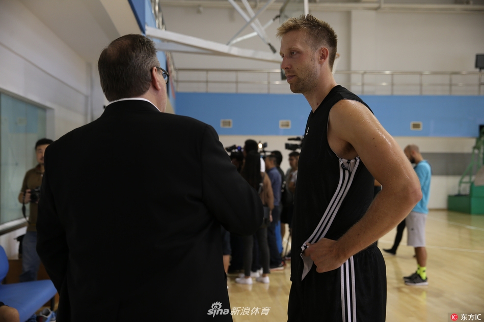 训练结束后，全队围拢在一起，雅尼斯居中鼓劲，团结的氛围预示着这支重建之师的无限可能。