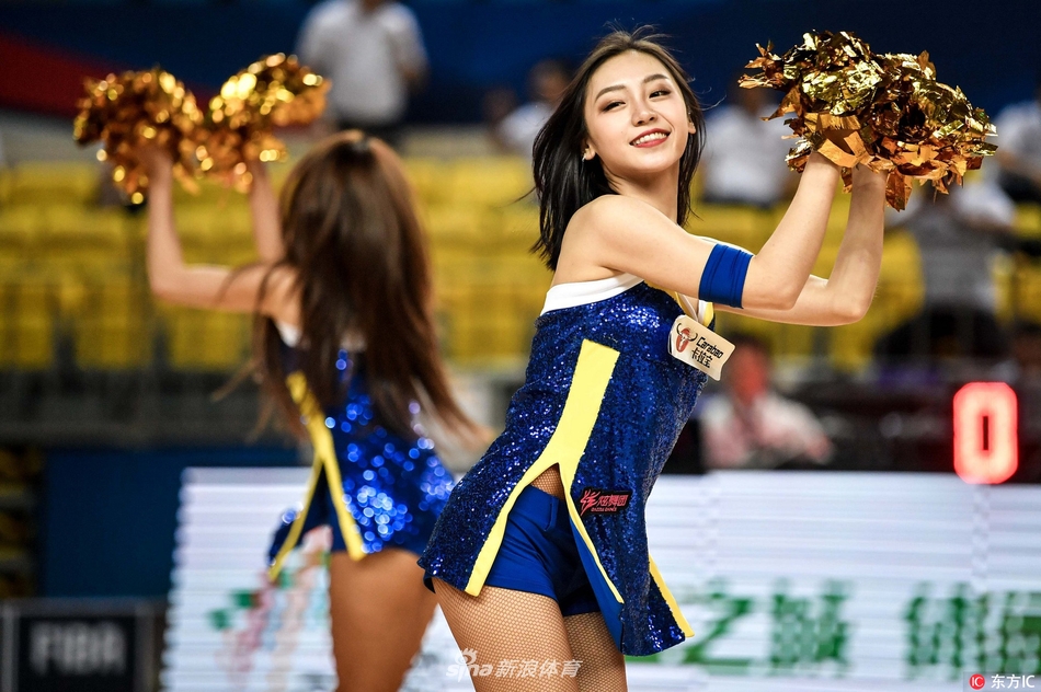 领舞的宝贝单膝点地,身后队友组成扇形,专注的神情配合利落手势,仿佛在引领全场观众一同呐喊助威。