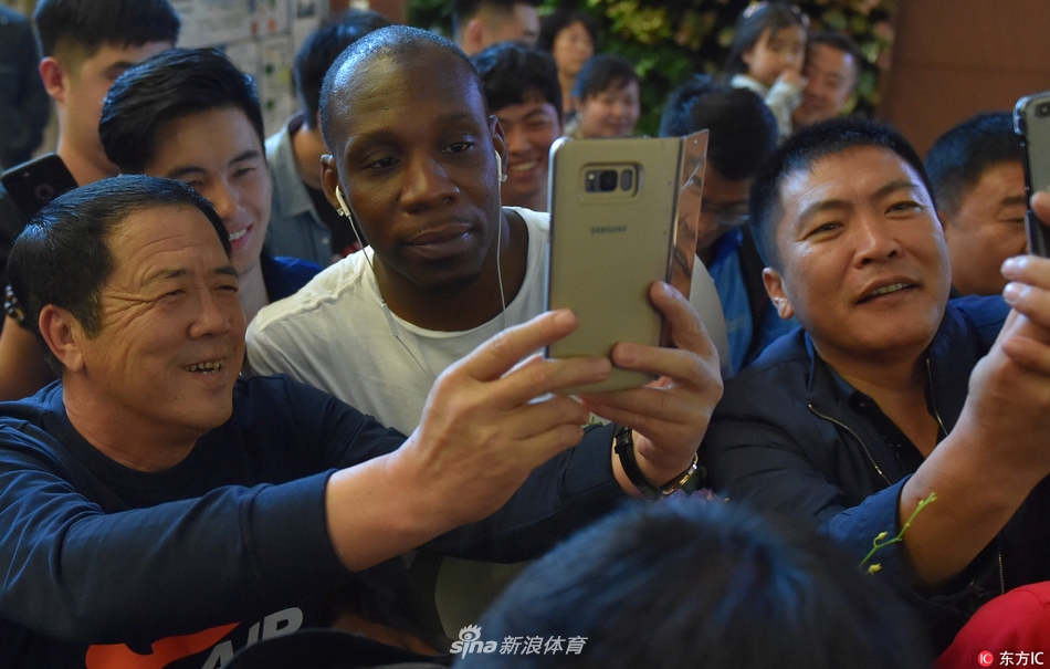 机场到达口人山人海,热情的辽篮球迷们高举手机和欢迎标牌,将通道围得水泄不通,只为能更近距离地看一眼他们的城市英雄。