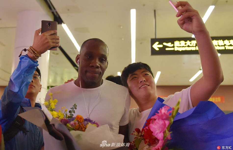 哈德森被现场的热情感染,露出标志性的憨厚笑容,他举起手向远处支持他的球迷们挥手致意,仿佛在说:新赛季,看我的!