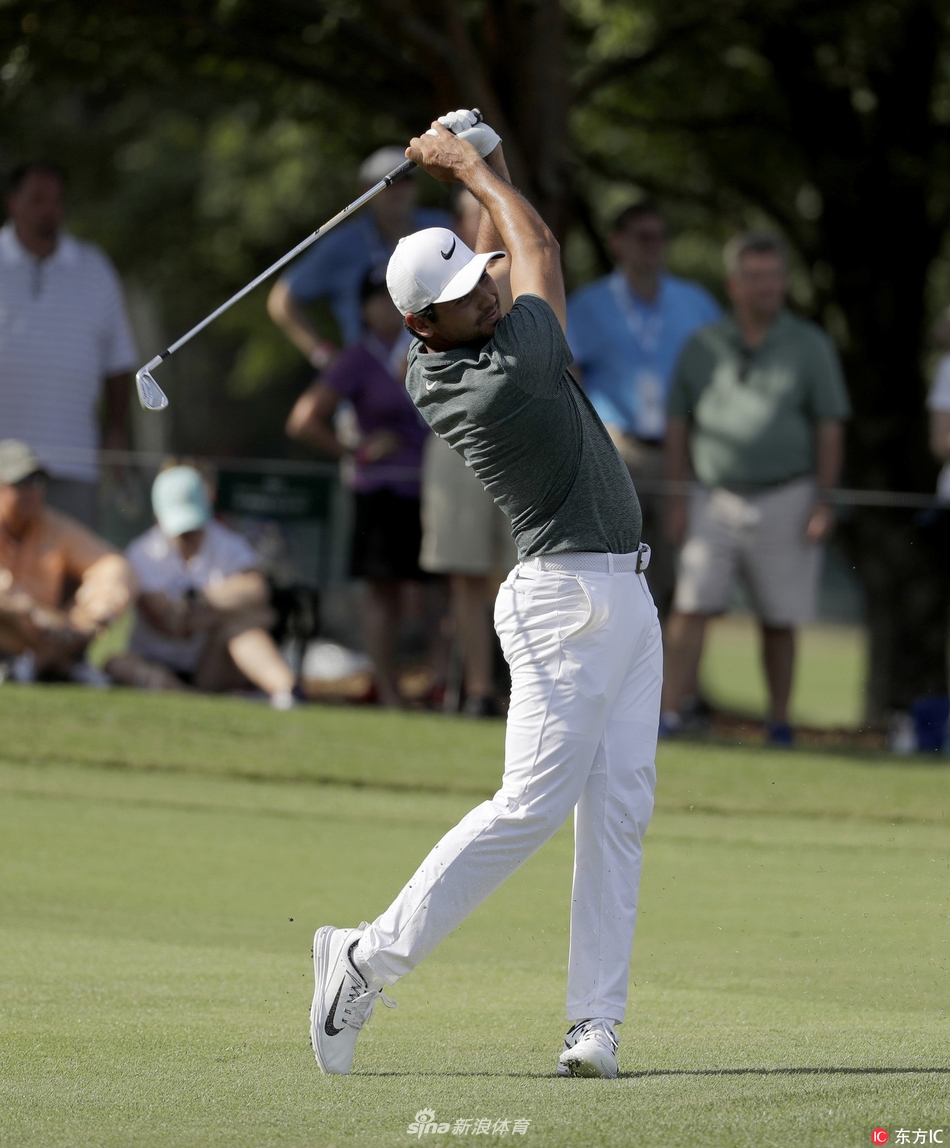 帕特里克-瑞德在球道沙坑中完成一记高难度救球，沙砾飞扬瞬间，他紧盯空中小球，表情坚定