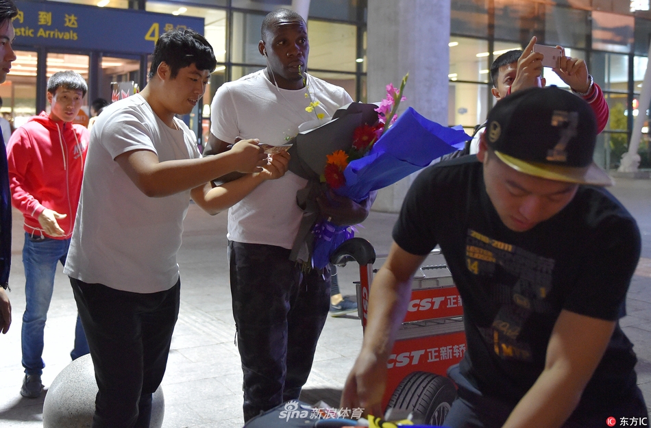 在球迷的簇拥下,哈德森缓缓步出机场,他低头看着脚下这片熟悉的土地,身边是无数双期待的眼睛和挥舞的手臂,这一刻他属于沈阳。