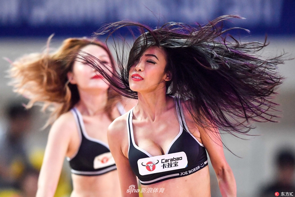 郴州体育中心灯光璀璨，新疆男篮与阿尔阿赫利队激战正酣，场边的篮球宝贝们身着亮黄色热舞服装，在暂停时刻冲上赛场中央