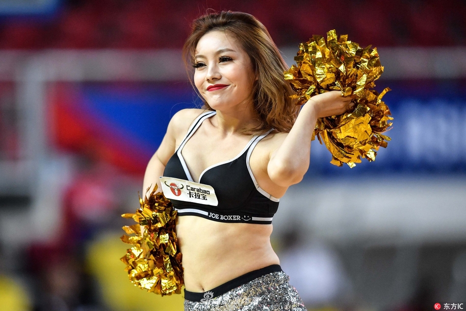 表演结束后，篮球宝贝们在退场时依然保持着灿烂的笑容，她们向看台上的观众挥手致意，青春的活力和专业的素养在这一刻展现得淋漓尽致。