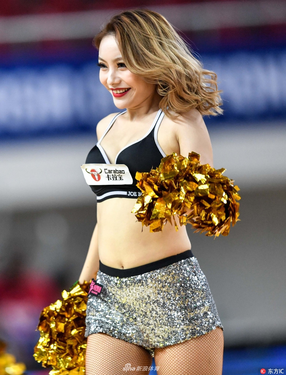 郴州体育馆聚光灯下，炫舞团篮球宝贝们扎着高马尾，身着亮黄色啦啦队服，随着动感节拍奋力跃起，青春的笑容如阳光般灿烂。