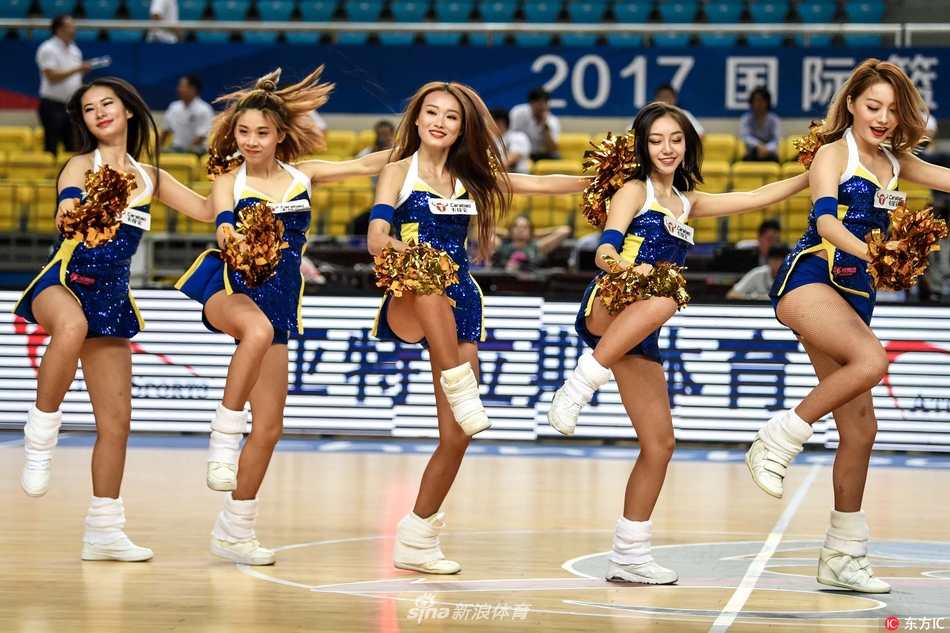 表演尾声,全体宝贝向看台挥手致意,温暖笑容与热情互动为紧张激烈的篮球之夜画上完美句号。