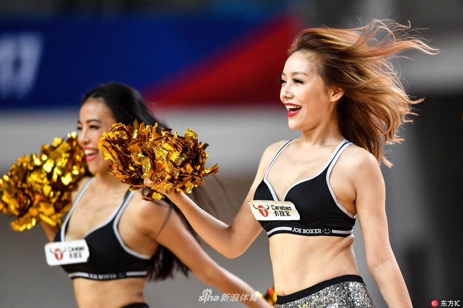 伴随着强劲的鼓点，篮球宝贝们转身、扭胯，动作整齐划一，修长的身姿在赛场中央划出一道道迷人的弧线，引得看台上的观众纷纷举起手机拍照。