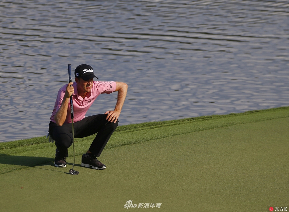 简森-戴伊在开阔的球道上悠然行走，阳光洒在他与球童身上，展现出巡回锦标赛赛场宁静而充满竞争的一面