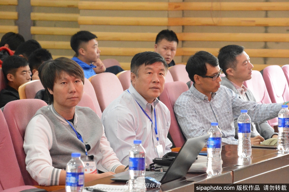 李铁回家乡出席辽宁体育发展论坛活动