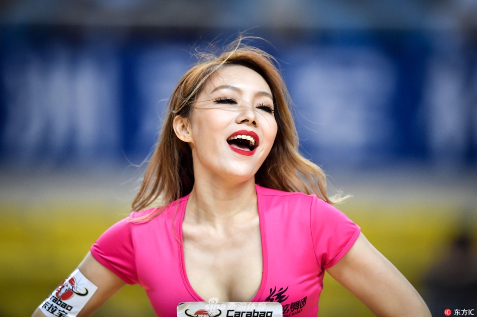 镜头定格在一张青春无敌的脸庞上,汗水在灯光下闪闪发光。这位啦啦宝贝眼神专注而投入,嘴角上扬的弧度里,写满了对舞台的热爱与自信,她就是赛场边最美的精灵。