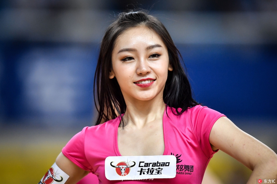 灯光、音乐、欢呼,一切恰到好处。篮球宝贝们正在完成一个高难度的队形变换,她们配合得天衣无缝,如同一群翩翩起舞的彩蝶,将体育馆变成了一个巨大的派对现场。