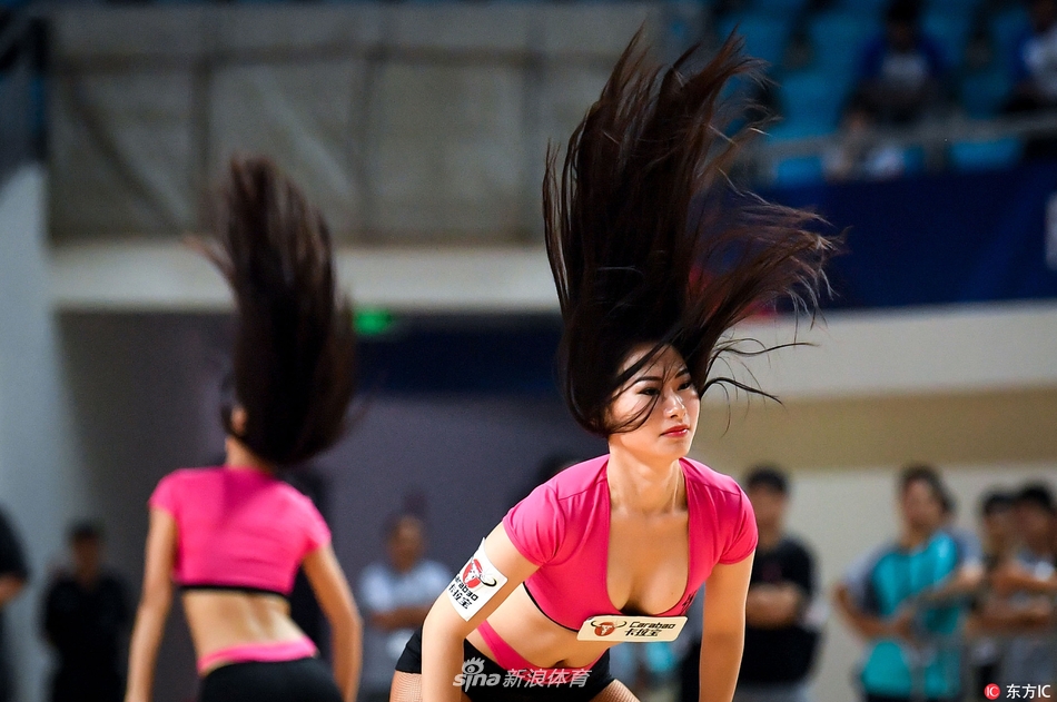 表演结束,篮球宝贝们集体向观众致意。她们虽然气喘吁吁,但脸上的笑容比任何时候都灿烂。这一刻,她们是当之无愧的焦点,用热情与汗水,为自己的青春写下了最美的注脚。