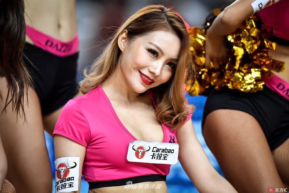 动感旋律瞬间引爆全场,篮球宝贝们梳着利落的马尾,随着强劲的节拍整齐跃起,仿佛将整个体育馆的活力都凝聚在了那飞扬的发梢与灿烂的笑容里。