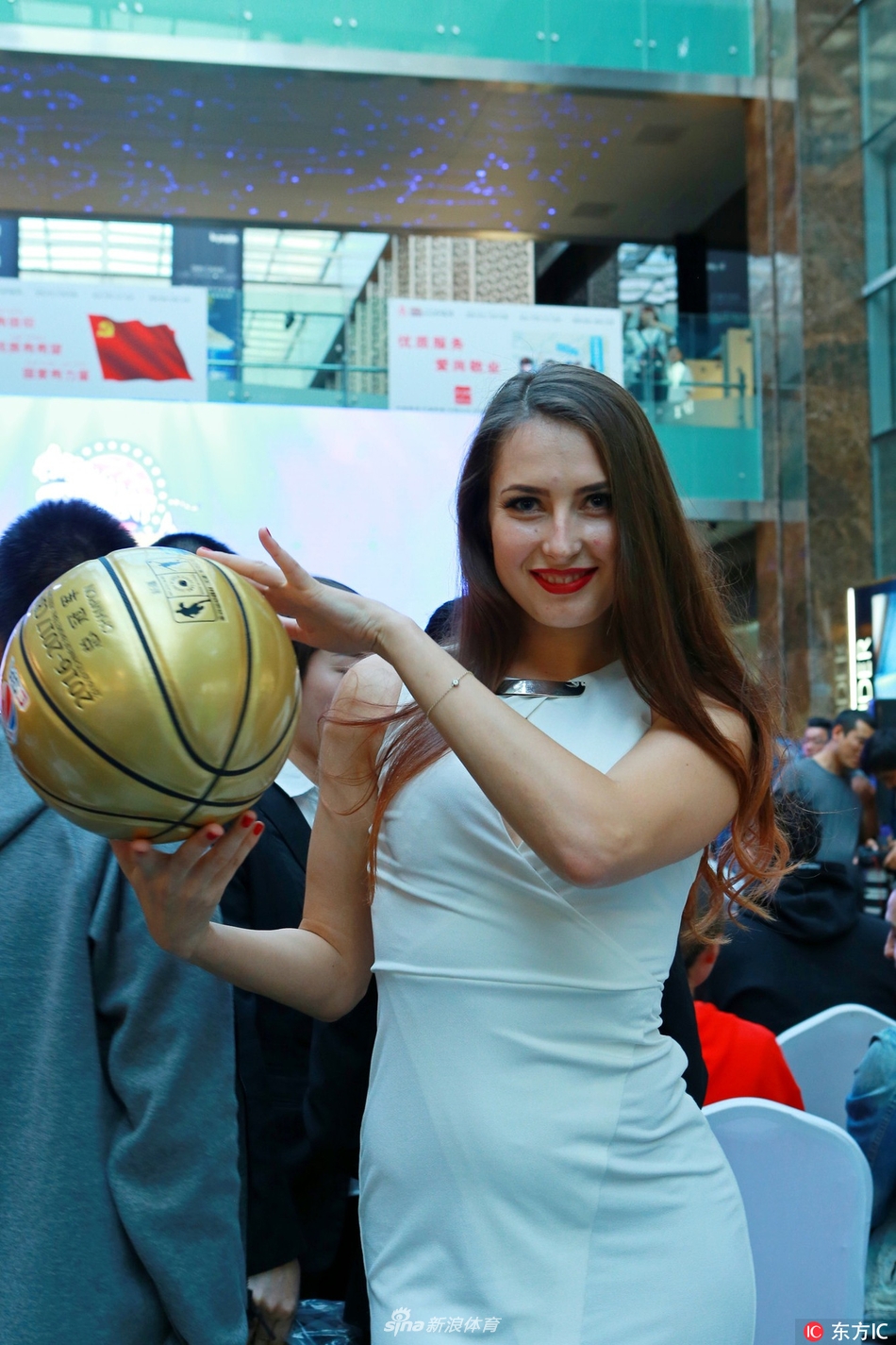 精致的CBA总冠军纪念篮球在俄罗斯美女手中更显珍贵，她面带微笑，仿佛在用无声的国际语言向即将出征亚冠杯的新疆男篮传递着必胜的信念