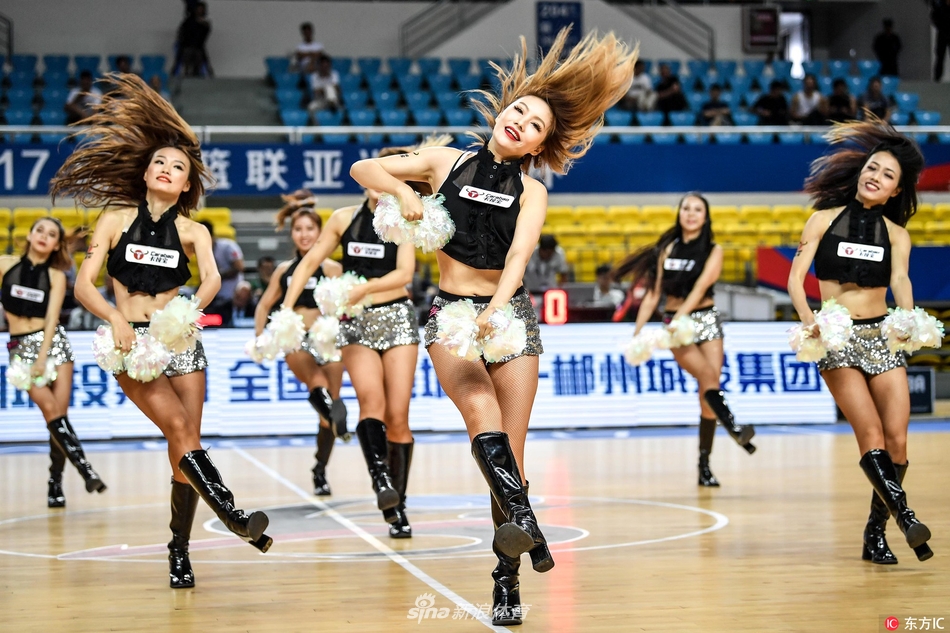 谢幕时分,全体篮球宝贝汇聚在场地中央,向看台四周的观众鞠躬致意。她们整齐的队列和灿烂的笑容,为这场篮球盛宴画上了一个圆满而温馨的句号。